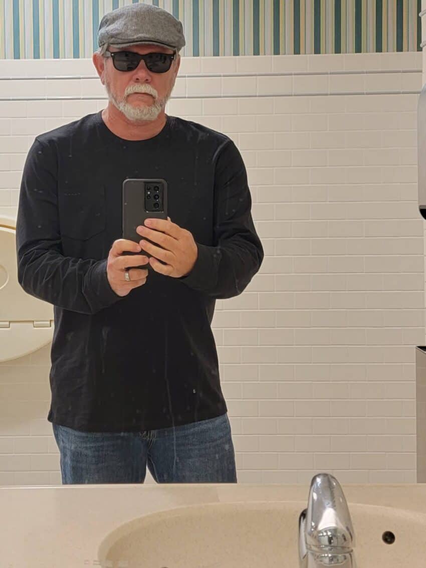 Gene-bathroom-selfie